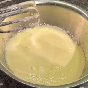 cmb germancheesecake step03 whiskingmixture en