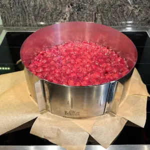 cmb blackforestcake step13 cherry bottom en