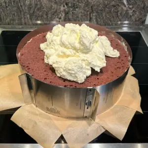 cmb blackforestcake step14 whipped cream en
