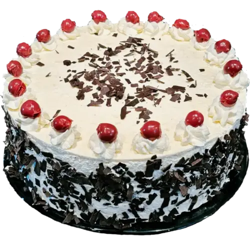 Schwarzwälder Kirschtorte mit Sahnehäubchen, Kirschen und Schokoraspeln auf einer Tortenplatte