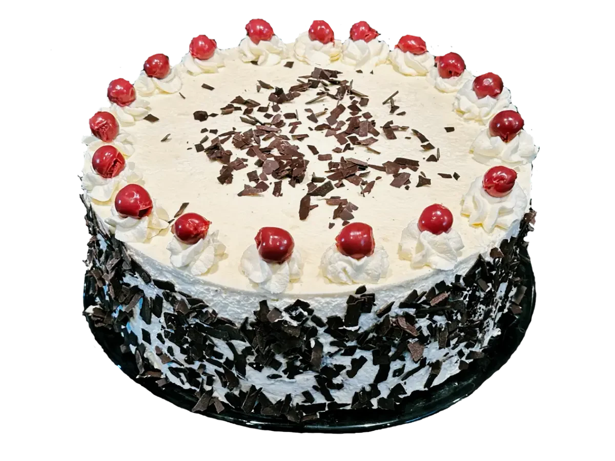 Schwarzwälder Kirschtorte mit Sahnehäubchen, Kirschen und Schokoraspeln auf einer Tortenplatte