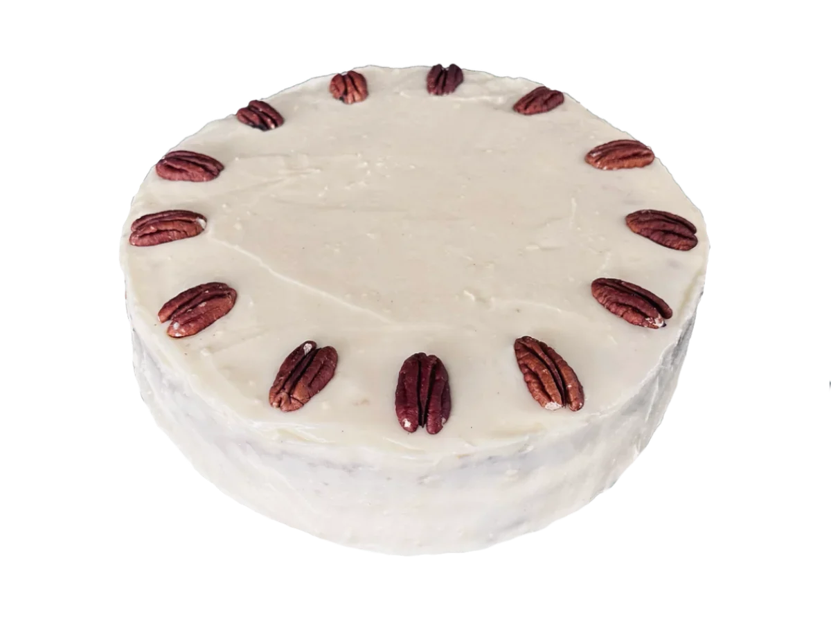 Hummingbird Cake, freigestellt, mit Pekannüssen