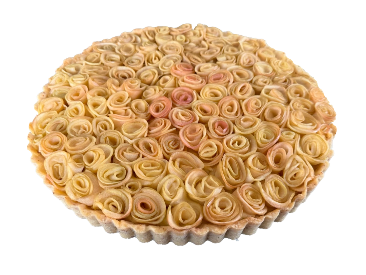 Apfelrosen-Tarte mit dicht gesetzten Apfelrosen aus feinen Apfelscheiben in einer runden Tarteform.