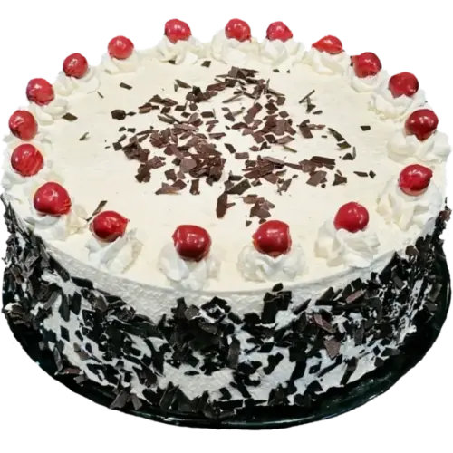 Schwarzwälder Kirschtorte mit Sahnehäubchen, Kirschen und Schokoraspeln auf einer Tortenplatte