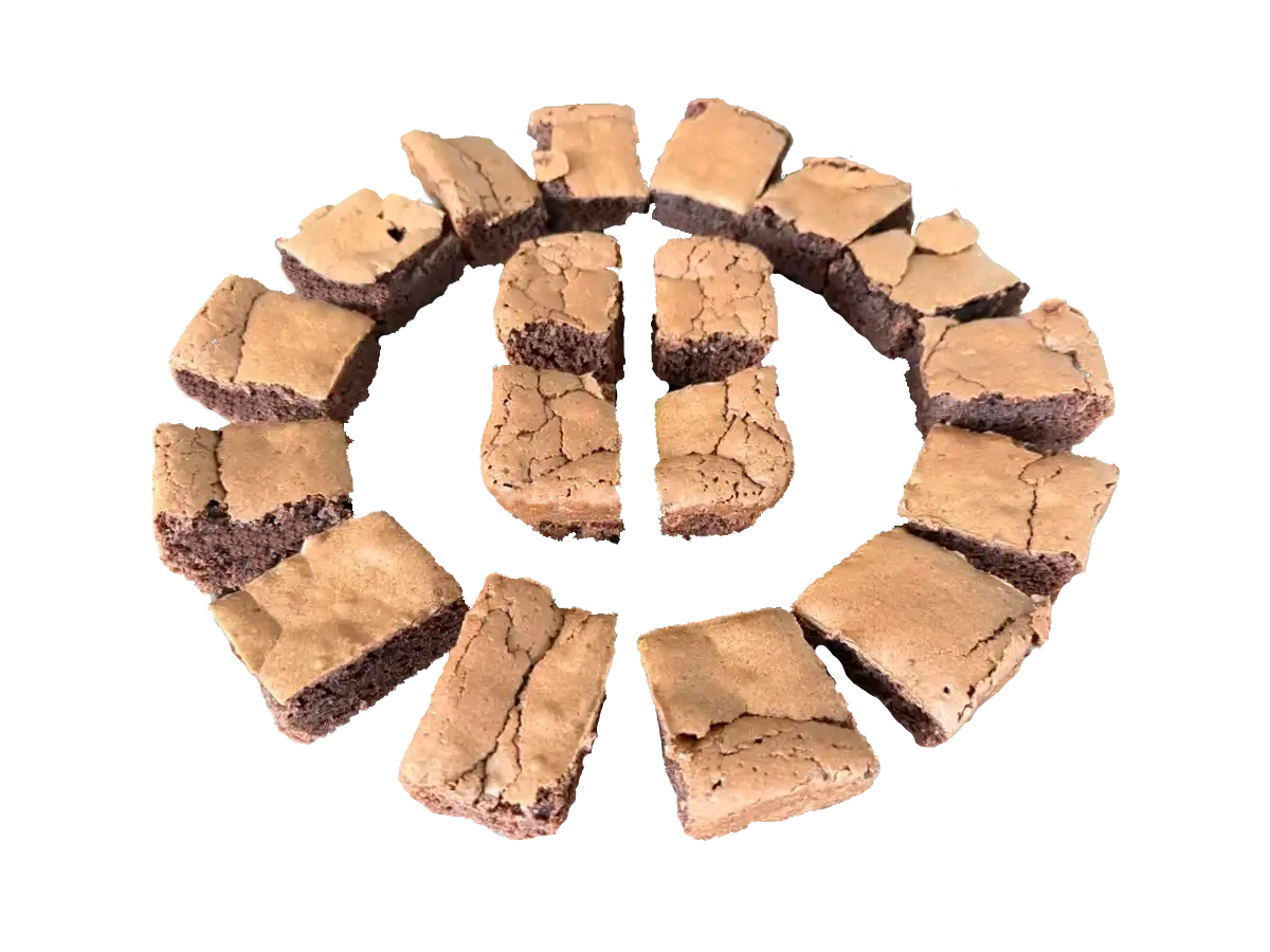 Schokoladen-Brownies in Stücke geschnitten, ringförmig auf weißem Hintergrund angeordnet