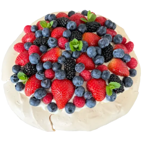 Pavlova Torte mit frischen Beeren und knuspriger Baiserhülle