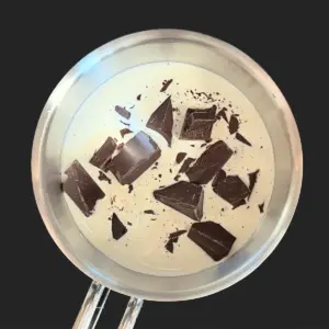 Zartbitterschokolade und Sahne für die Ganache vorbereitet